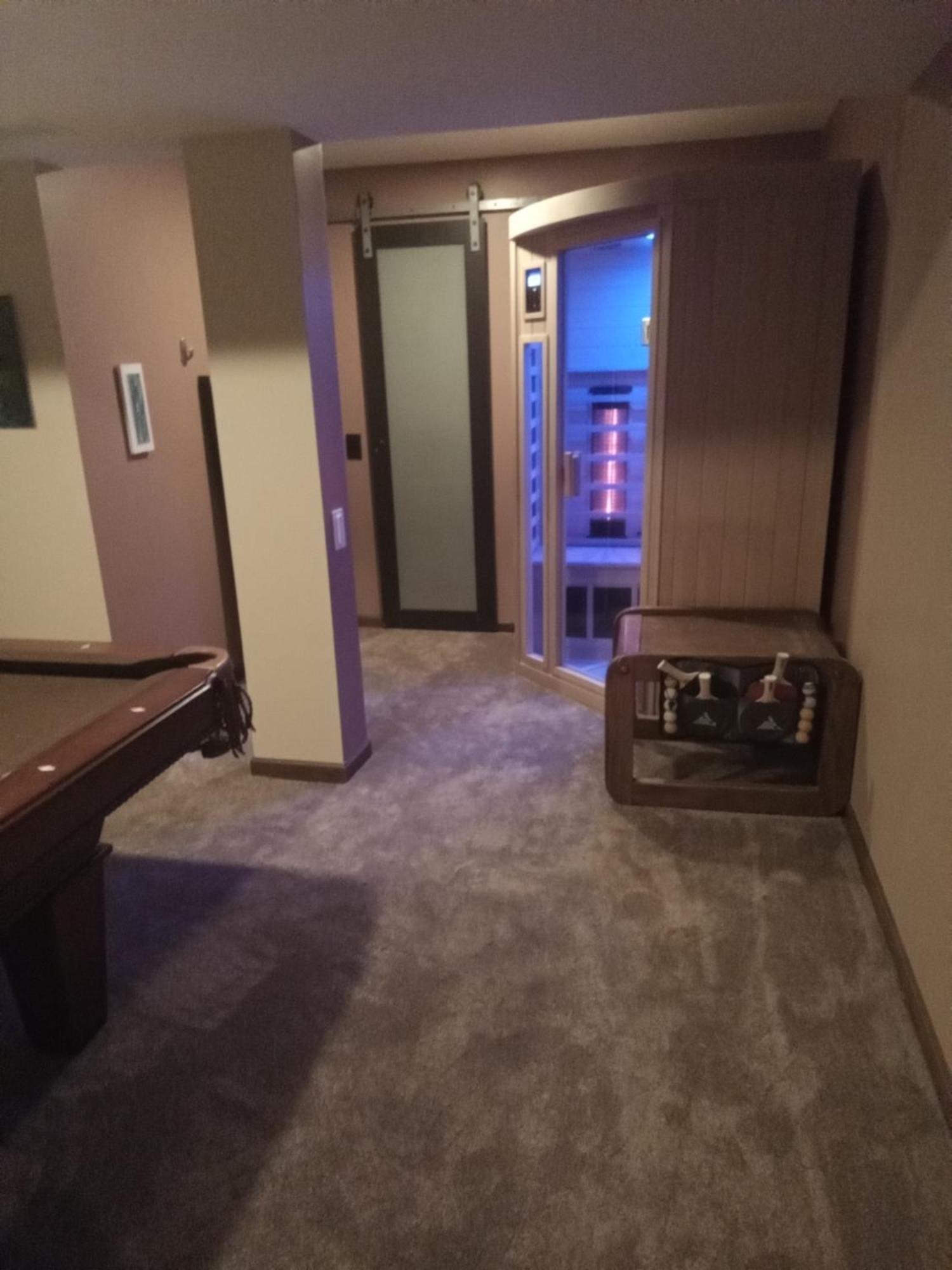 Super Suite With Sauna, Pool Table And Arcade Game Lansing Extérieur photo